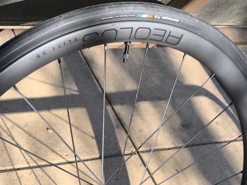 Nove - pár karbon Bontrager Aeolus elite 35 TLE s háčky + pár Bontrager R3 pláště - Shimano ořech