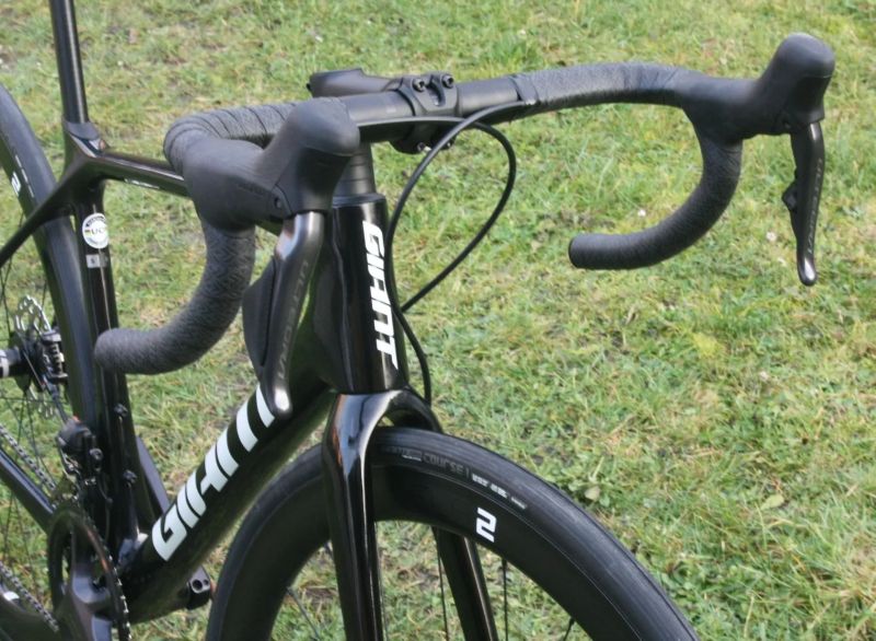 GIANT TCR Advanced 1 Disc 2023 – závodní karbonová silnička – NOVÁ