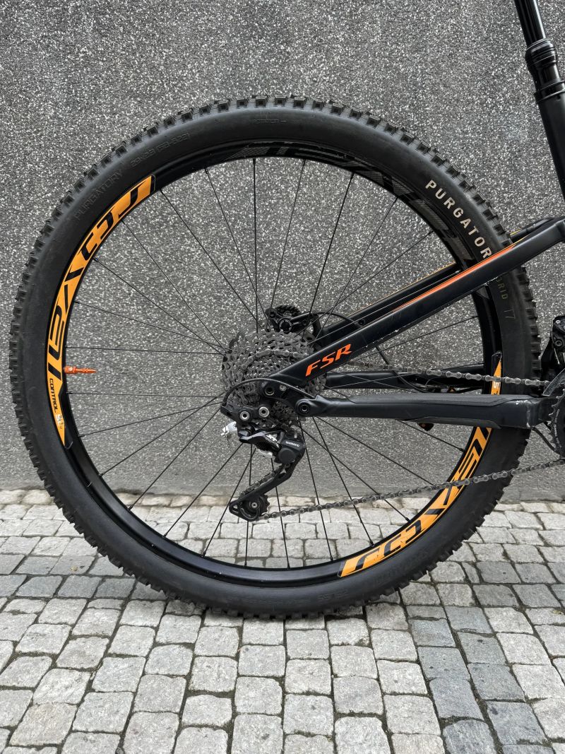 Specialized Stumpjumper, 29" Velikost M, Carbon