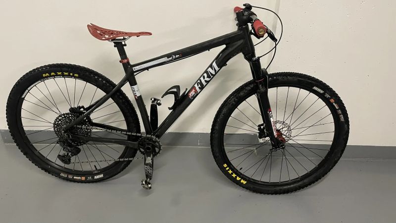 Lehké karbonové kolo 27,5" pro malého závodníka