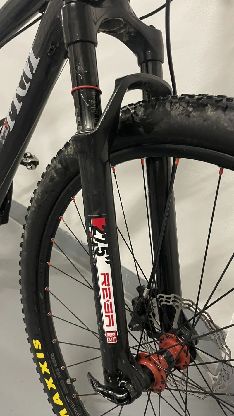 Lehké karbonové kolo 27,5" pro malého závodníka