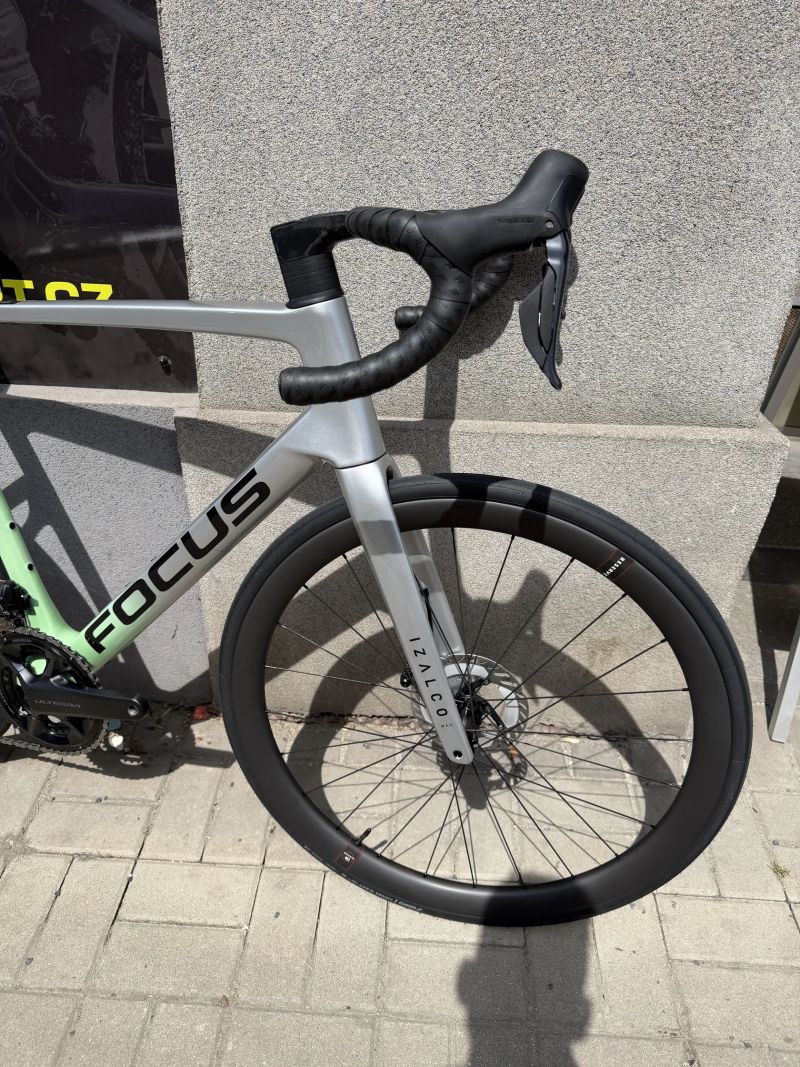 Silniční kolo Focus Izalco Max 9.7