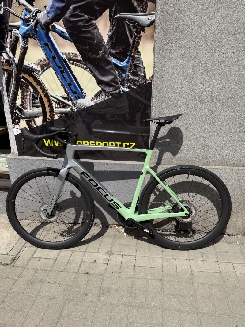 Silniční kolo Focus Izalco Max 9.7