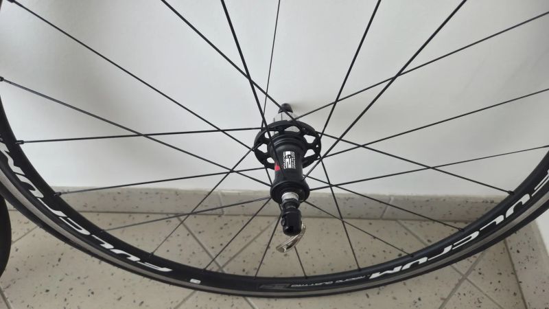 Fulcrum racing quattro LG+Schwalbe pro one.