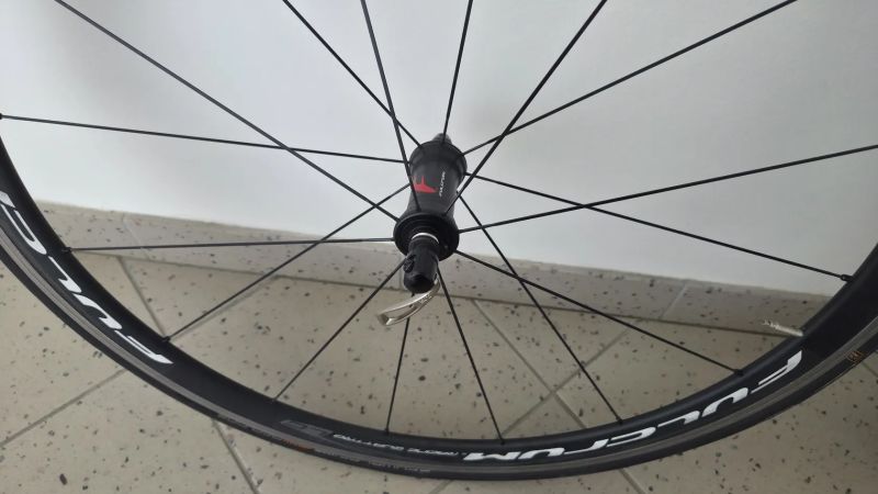Fulcrum racing quattro LG+Schwalbe pro one.