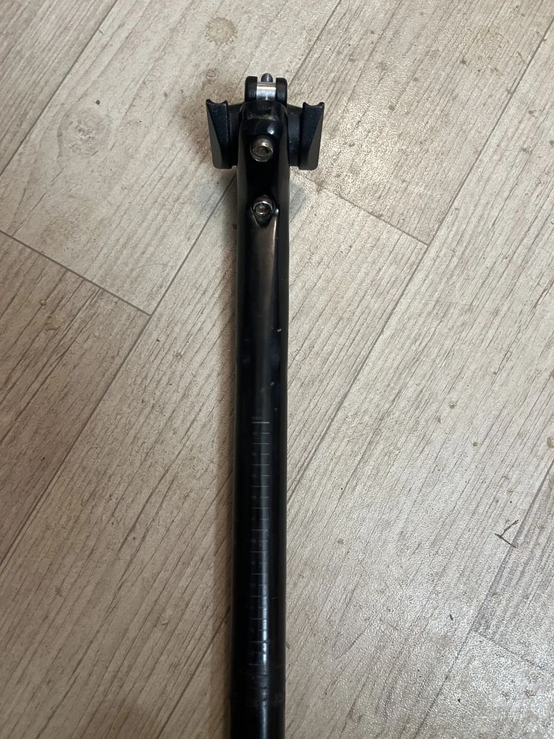Karbonová sedlovka BMC průměr 27.2mm, délka 350mm