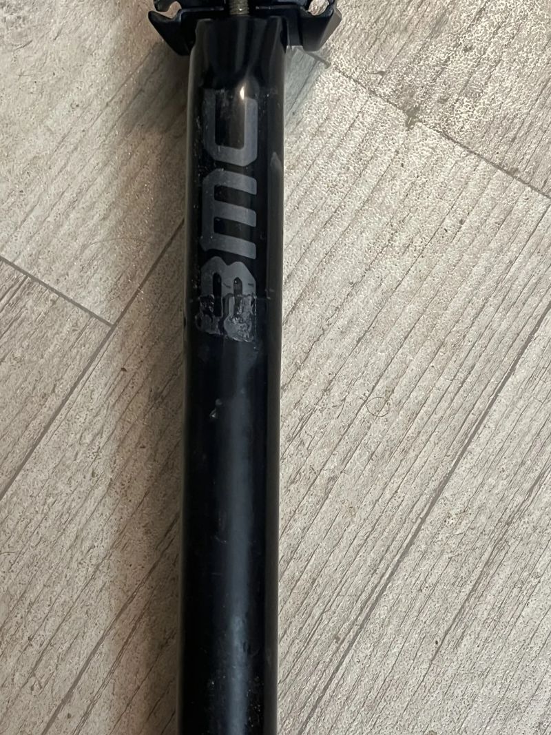 Karbonová sedlovka BMC průměr 27.2mm, délka 350mm