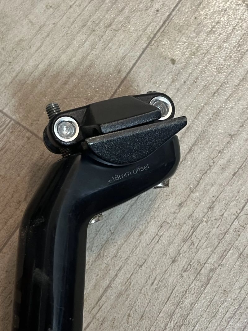 Karbonová sedlovka BMC průměr 27.2mm, délka 350mm