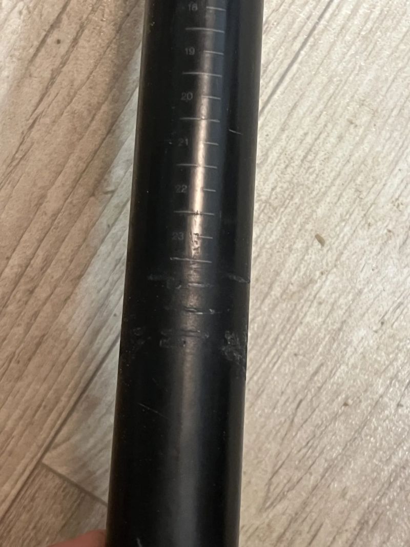 Karbonová sedlovka BMC průměr 27.2mm, délka 350mm