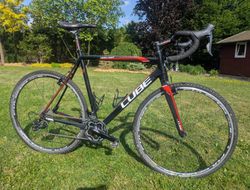 Cube Cross Race 10 kg - hliníkový gravel/cyklokros, Shimano 105 (2x11), ráfky Fulcrum 
