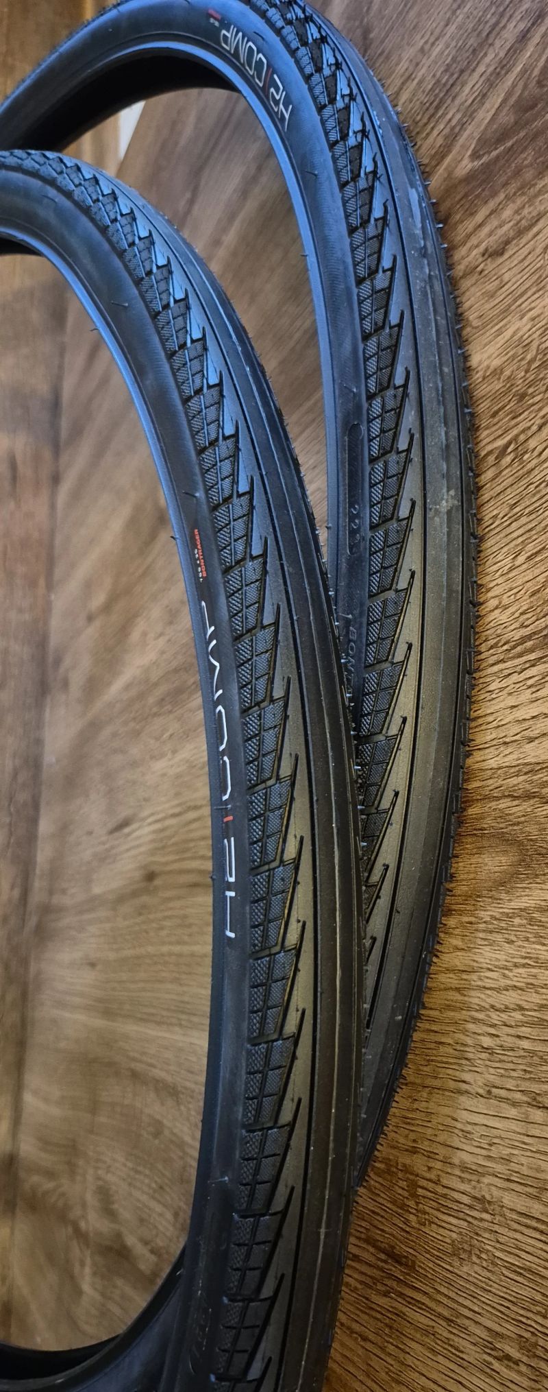 Bontrager H2 Comp, drátová patka, 30 tpi, 700 x 35 mm.