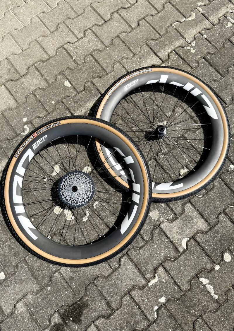 Zapletená kola ZIPP 303 XPLR S Carbon Tubelss Disc XD-R