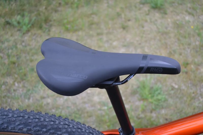 KTM Myroon Elite (S) 2024 Top Stav