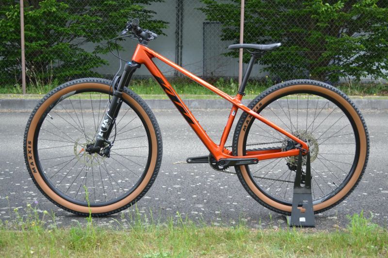 KTM Myroon Elite (S) 2024 Top Stav