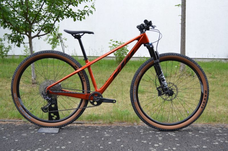 KTM Myroon Elite (S) 2024 Top Stav