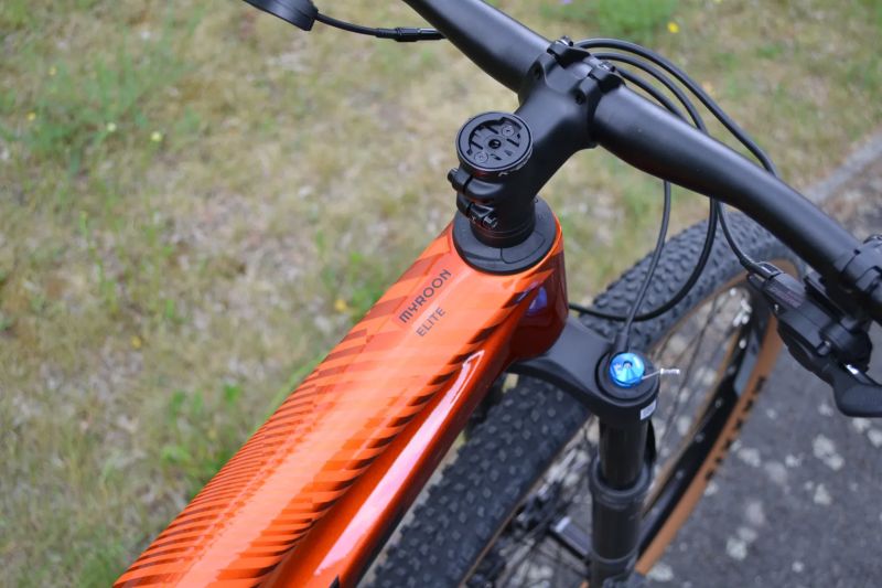 KTM Myroon Elite (S) 2024 Top Stav