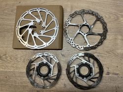 Brzdové kotouče Sram 140mm a Galfer 180mm