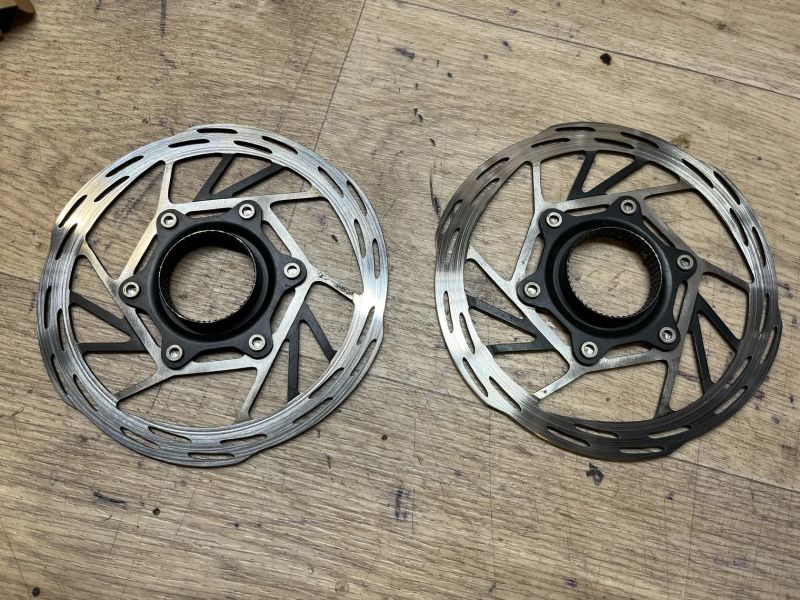 Brzdové kotouče Sram 140mm a Galfer 180mm