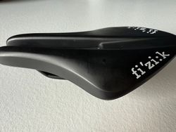 Fizik Transiro Aeris R5 Long Distance – nové TT sedlo
