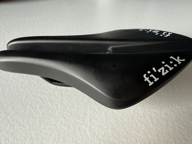 Fizik Transiro Aeris R5 Long Distance – nové TT sedlo