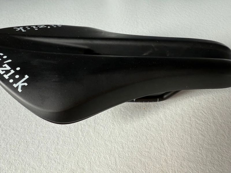 Fizik Transiro Aeris R5 Long Distance – nové TT sedlo