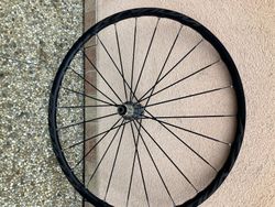 ZAPLETENÁ KOLA MAVIC NA SILNIČKU NEBO GRAVEL.