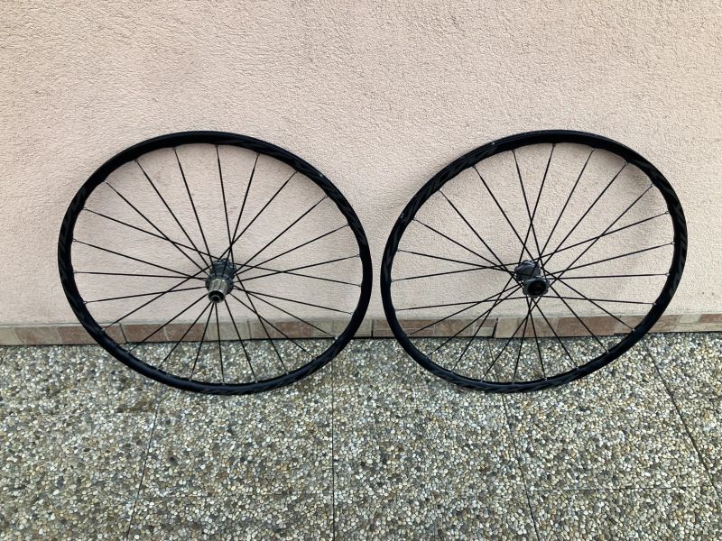 ZAPLETENÁ KOLA MAVIC NA SILNIČKU NEBO GRAVEL.