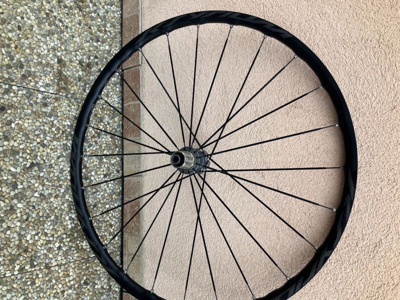 ZAPLETENÁ KOLA MAVIC NA SILNIČKU NEBO GRAVEL.