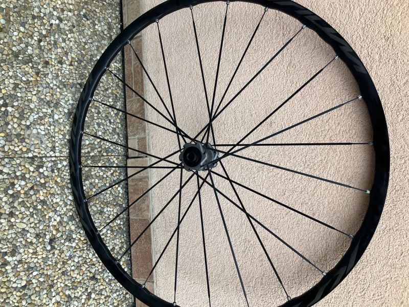 ZAPLETENÁ KOLA MAVIC NA SILNIČKU NEBO GRAVEL.