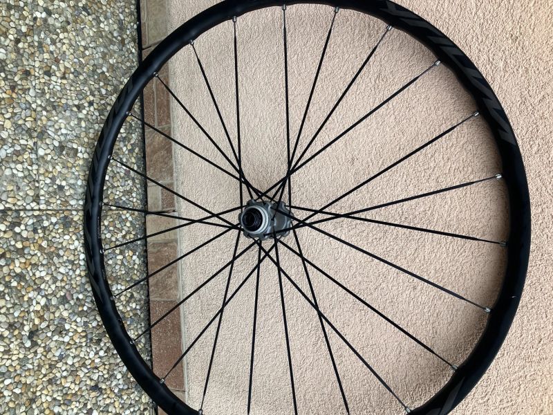 ZAPLETENÁ KOLA MAVIC NA SILNIČKU NEBO GRAVEL.