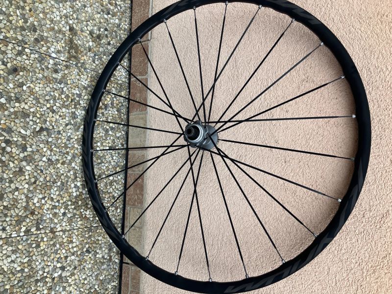 ZAPLETENÁ KOLA MAVIC NA SILNIČKU NEBO GRAVEL.