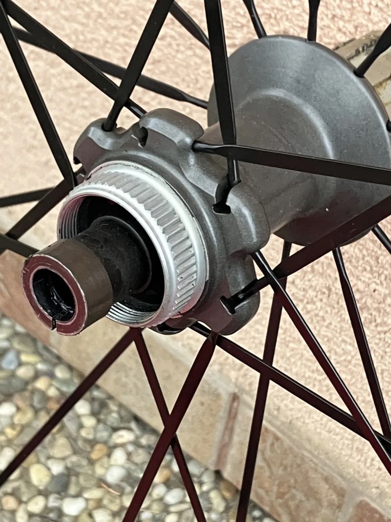 ZAPLETENÁ KOLA MAVIC NA SILNIČKU NEBO GRAVEL.