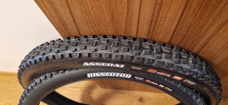Pláště Maxxis Assegai 29x2.60 EXO+ TR 3C MaxxTerra a Maxxis Dissector 29x2.60 EXO+ TR 3C