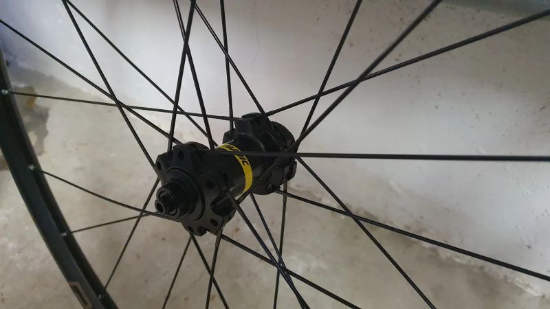 Přední kolo Mavic Allroad 700 Disc CL - poškozené