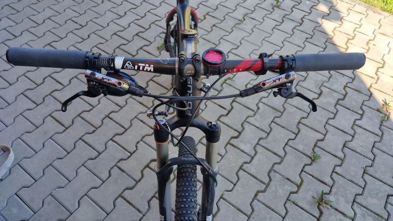 Focus Raven 29" Brzdy Shimano deore XT, zbytek sada SRAM GX