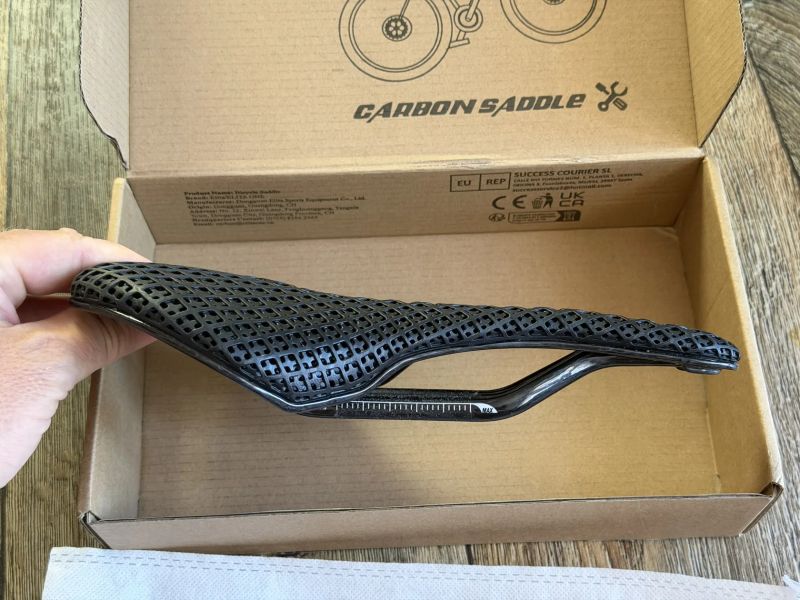 Karbonové sedlo ElitaOne 3D-SR (kopie SLR Boost) 145mm