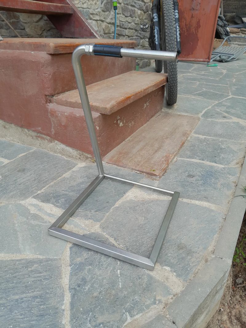 Nerezový stojan na kolo