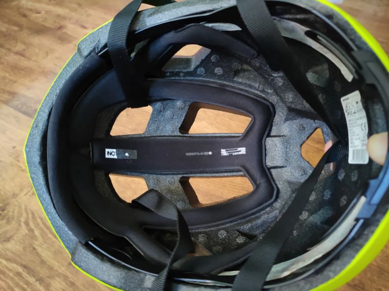 Prodám cyklistickou helmu Van Rysel Roadr 500
