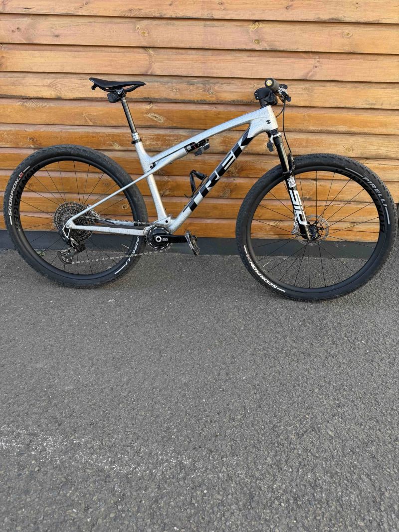 Trek Supercaliber SLR 9.9 Flight Attendant Gen 2 Argent Drizzle