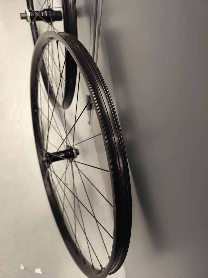Nová zapletená kola Bontrager Kovee, ořech Microspline 