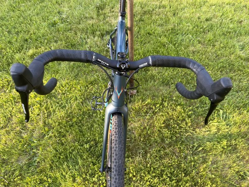 🚴‍♂️ WHYTE FRISTON V2 – gravel, co tě bude nutit jezdit dál a dál