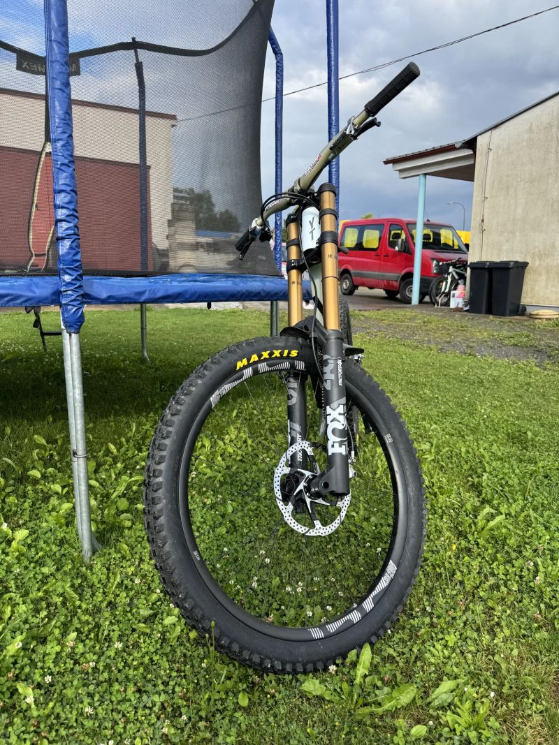 YT Industries Tues 27 cf pro race
