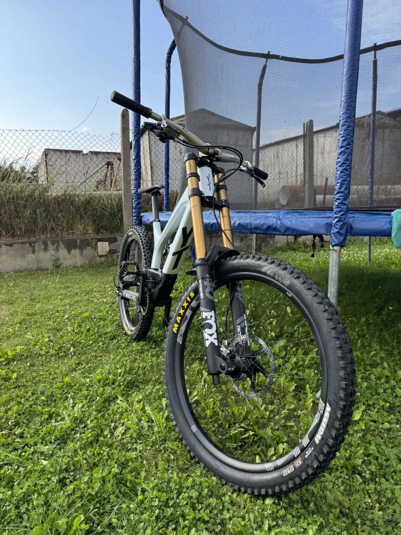 YT Industries Tues 27 cf pro race