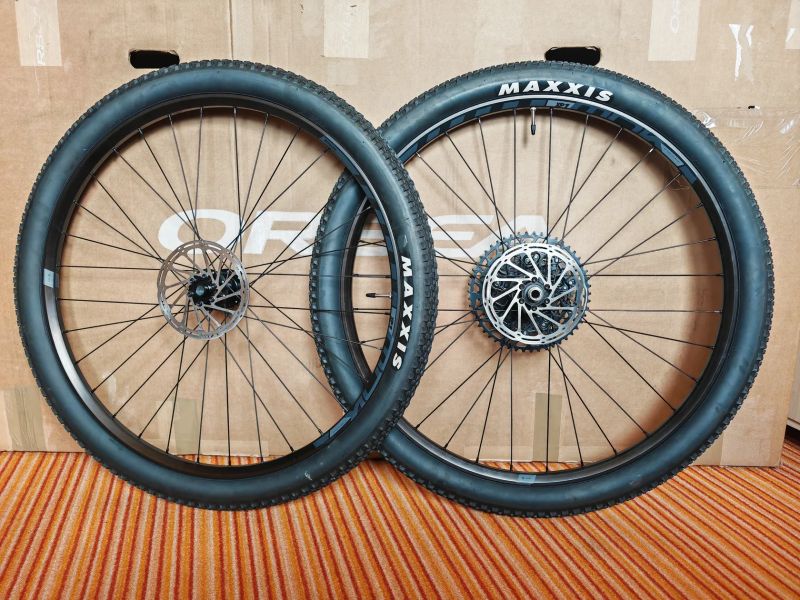 KOMPLET KOLA, PEVNÁ OSA, NÁBOJE FORMULA, RÁFKY TUBELESS READY