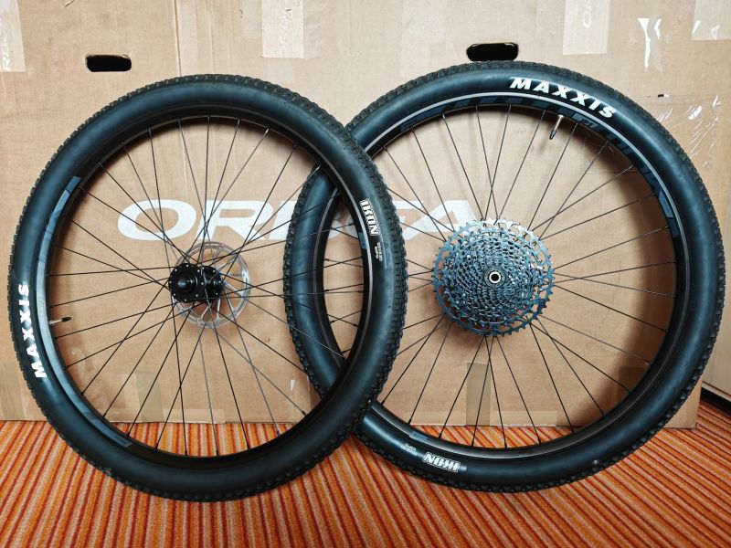 KOMPLET KOLA, PEVNÁ OSA, NÁBOJE FORMULA, RÁFKY TUBELESS READY