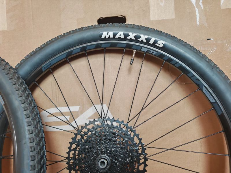 KOMPLET KOLA, PEVNÁ OSA, NÁBOJE FORMULA, RÁFKY TUBELESS READY