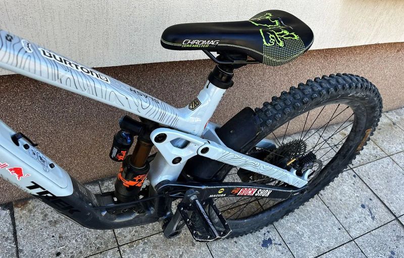 Prodám Trek Slash gen 6 vel. M/L el. řazení