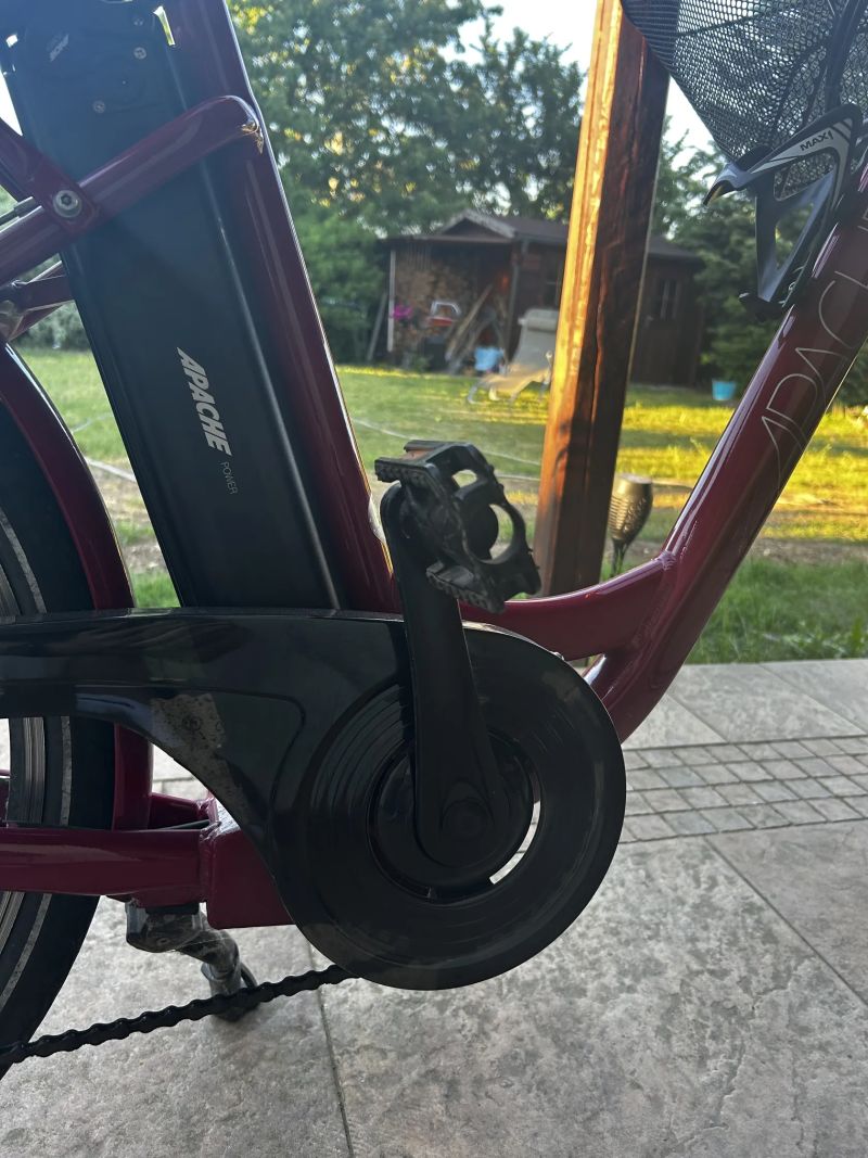Městské elektrokolo Apache Wakita City 26" (2021) – Skvělý stav, najeto jen 984 km