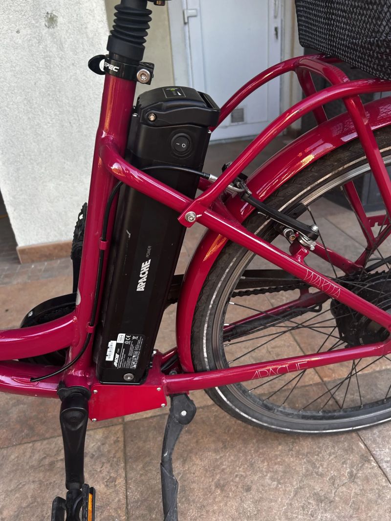 Městské elektrokolo Apache Wakita City 26" (2021) – Skvělý stav, najeto jen 984 km