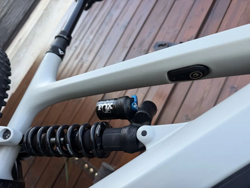 Celoodpruzene karbonove elektrokolo